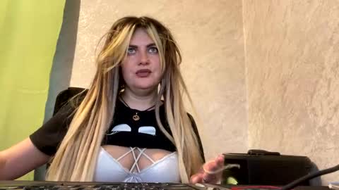 Snapshot of niko_peach chatting on 12-12-24, 10:13 Nika online show from 12-12-24, 10:13