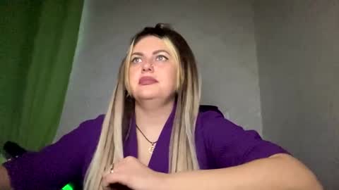 Snapshot of niko_peach chatting on 12-13-24, 02:21 Nika online show from 12-13-24, 02:21