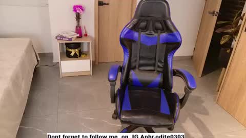 Snapshot of nikol_je chatting on 02-24-25, 08:47 Nicole cam online show from 02-24-25, 08:47