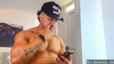 Snapshot of nikolaylisin chatting on 11-21-25, 06:06 Niko online show from 11-21-25, 06:06