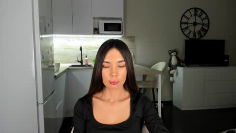 Snapshot of nilliluv chatting on 12-20-24, 06:19 Bella online show from 12-20-24, 06:19