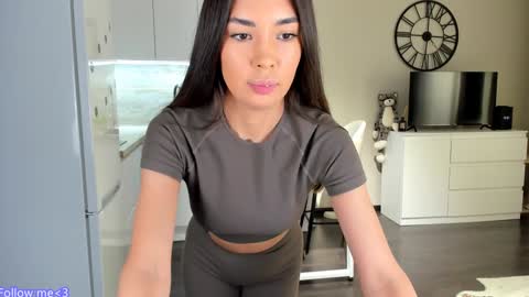 Snapshot of nilliluv chatting on 12-24-24, 04:30 Bella online show from 12-24-24, 04:30