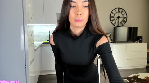 Snapshot of nilliluv chatting on 12-25-24, 02:23 Bella online show from 12-25-24, 02:23