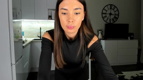 Snapshot of nilliluv chatting on 12-25-24, 05:26 Bella online show from 12-25-24, 05:26