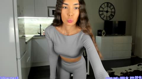 Snapshot of nilliluv chatting on 12-31-24, 12:15 Bella online show from 12-31-24, 12:15
