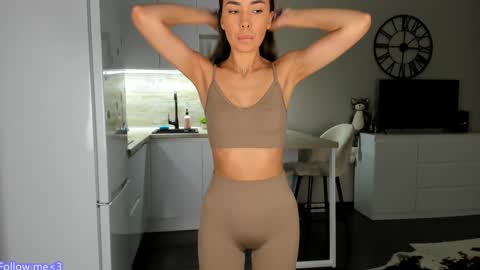 Snapshot of nilliluv chatting on 01-17-25, 05:53 Bella online show from 01-17-25, 05:53