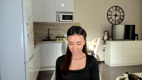 Snapshot of nilliluv chatting on 01-20-25, 05:27 Bella online show from 01-20-25, 05:27