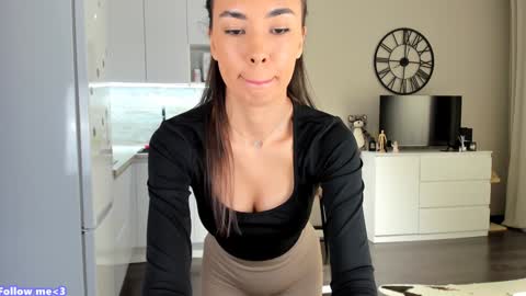 Snapshot of nilliluv chatting on 01-22-25, 01:00 Bella online show from 01-22-25, 01:00