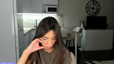 Snapshot of nilliluv chatting on 01-24-25, 01:13 Bella online show from 01-24-25, 01:13