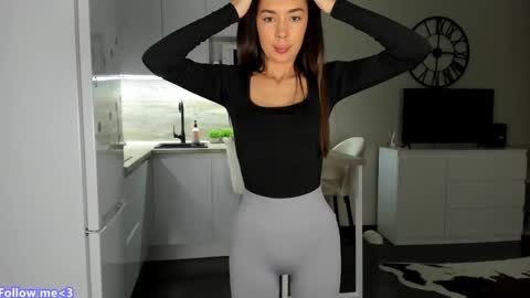 Snapshot of nilliluv chatting on 02-26-25, 06:11 Bella online show from 02-26-25, 06:11