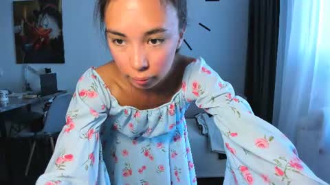 Snapshot of nilliluv chatting on 06-22-26, 11:29 Bella online show from 06-22-26, 11:29