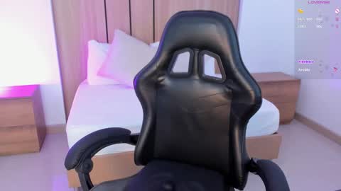 N I N A online show from 04-10-26, 02:39