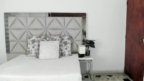  Nina  online show from 10-24-25, 10:39