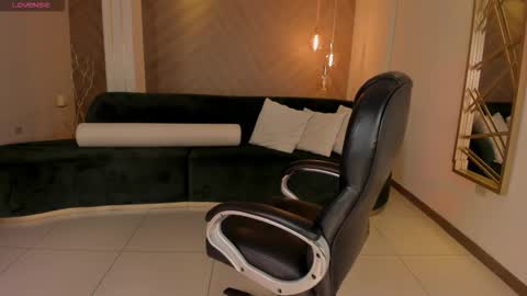 Nina online show from 10-28-25, 02:48