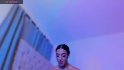 Snapshot of ninonbeart chatting on 05-15-26, 11:34 Ninon Beart online show from 05-15-26, 11:34