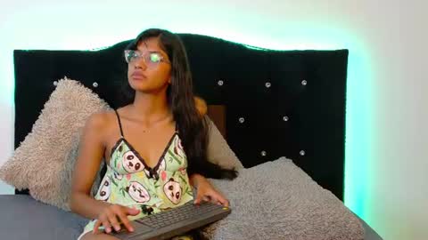 Nira Lux online show from 06-24-26, 01:59