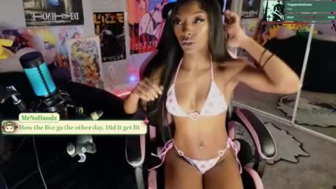 Snapshot of niviawolfe chatting on 01-08-25, 02:25 NIVIA WOLFE online show from 01-08-25, 02:25