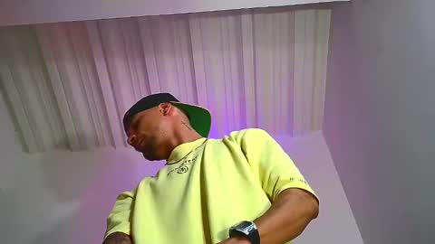 Nicolas Muscle online show from 12-11-24, 06:25