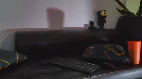 Nicolas Muscle online show from 10-15-25, 06:35