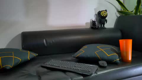 Nicolas Muscle online show from 10-17-25, 07:49