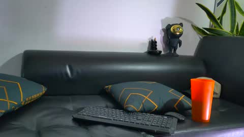 Nicolas Muscle online show from 10-23-25, 05:18