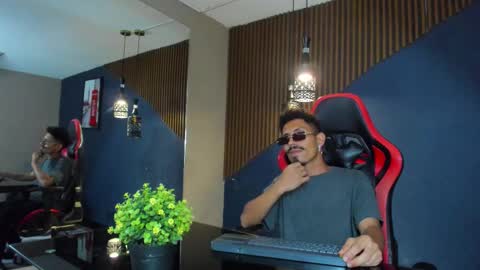 Snapshot of noaahtylor chatting on 03-04-26, 12:49 Noah online show from 03-04-26, 12:49