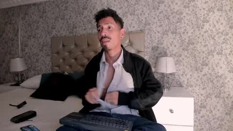 Snapshot of noaahtylor chatting on 04-10-26, 02:50 Noah online show from 04-10-26, 02:50