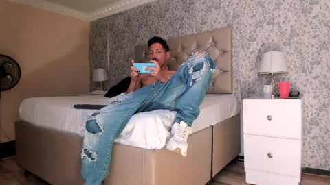 Snapshot of noaahtylor chatting on 04-11-26, 11:53 Noah online show from 04-11-26, 11:53