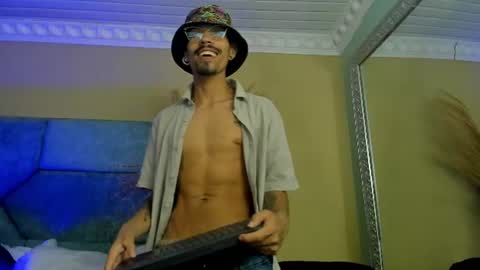 Snapshot of noaahtylor chatting on 06-20-26, 04:48 Noah online show from 06-20-26, 04:48