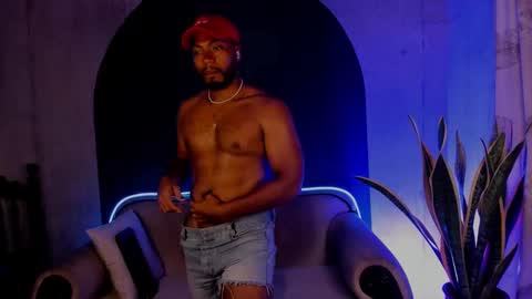 Snapshot of noah_jones__ chatting on 03-01-25, 03:43 Noah online show from 03-01-25, 03:43