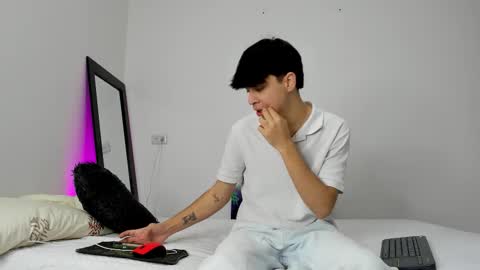 Snapshot of noah_loveboy chatting on 09-09-25, 08:19 Noah online show from 09-09-25, 08:19