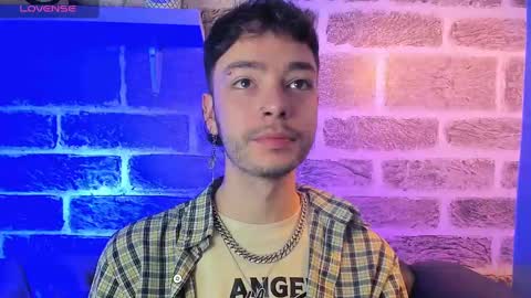 Snapshot of noah_ricci_ chatting on 09-25-25, 12:42 online show from 09-25-25, 12:42