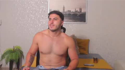 Snapshot of noahstevenss chatting on 08-09-26, 01:51 Noah Stevenss online show from 08-09-26, 01:51