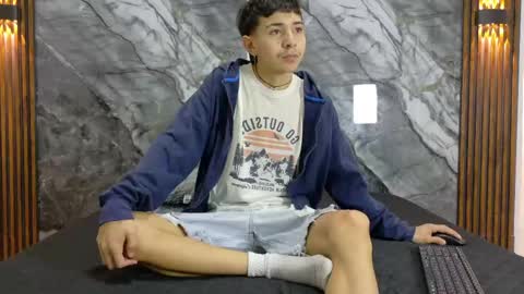 Snapshot of noahwalker__ chatting on 06-02-26, 11:01 online show from 06-02-26, 11:01