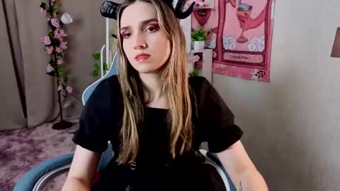 Snapshot of nocturnehuntress chatting on 06-25-26, 07:46 Alice online show from 06-25-26, 07:46