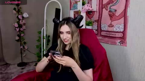 Snapshot of nocturnehuntress chatting on 06-26-26, 07:57 Alice online show from 06-26-26, 07:57