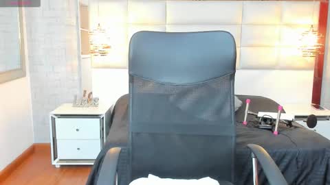 Snapshot of nohemi_louse chatting on 09-10-25, 10:10 Nohemi online show from 09-10-25, 10:10