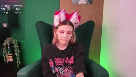 Snapshot of nora_lis chatting on 03-08-25, 03:35 Nora Cutie u online show from 03-08-25, 03:35