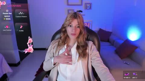 Snapshot of nora_vennucci chatting on 02-20-25, 07:52 Nora online show from 02-20-25, 07:52