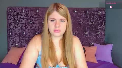 Snapshot of norabigas chatting on 11-18-25, 02:39 Nora online show from 11-18-25, 02:39