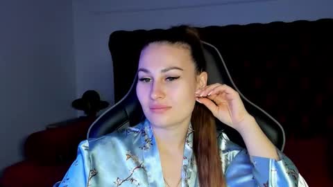 NoraFoxes online show from 11-25-25, 05:40