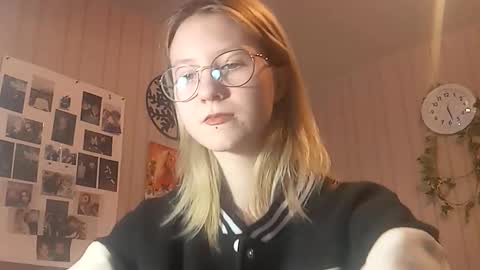 Snapshot of novellahartig chatting on 02-09-26, 02:21 Sari It is my first day online show from 02-09-26, 02:21