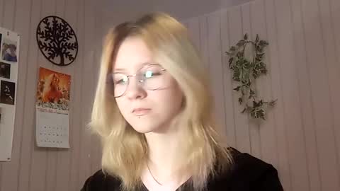 Snapshot of novellahartig chatting on 02-19-26, 02:13 Sari It is my first day online show from 02-19-26, 02:13