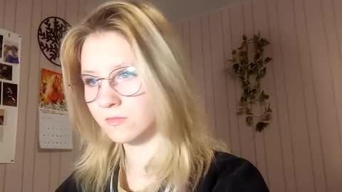 Snapshot of novellahartig chatting on 02-24-26, 03:10 Sari It is my first day online show from 02-24-26, 03:10