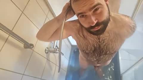 Snapshot of nudechiller chatting on 12-18-25, 08:20 Vinz... online show from 12-18-25, 08:20