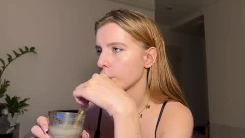 Snapshot of nura_foxx chatting on 12-17-25, 01:11 nura_foxx online show from 12-17-25, 01:11