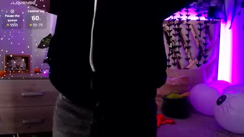 Alex   .    online show from 10-19-25, 09:26