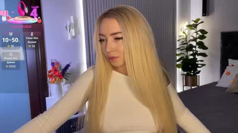 Snapshot of ohmyemma chatting on 10-15-25, 01:28 Emma online show from 10-15-25, 01:28