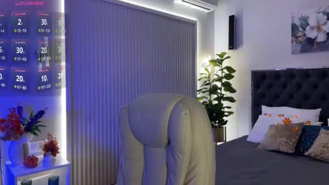 Snapshot of ohmyemma chatting on 10-24-25, 01:35 Emma online show from 10-24-25, 01:35