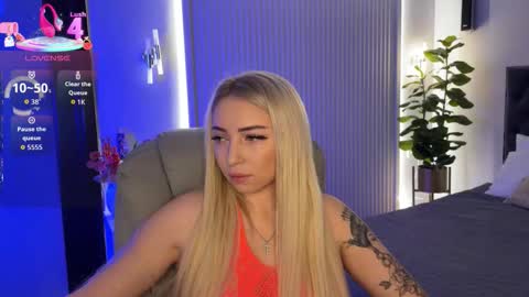 Snapshot of ohmyemma chatting on 11-05-25, 02:00 Emma online show from 11-05-25, 02:00